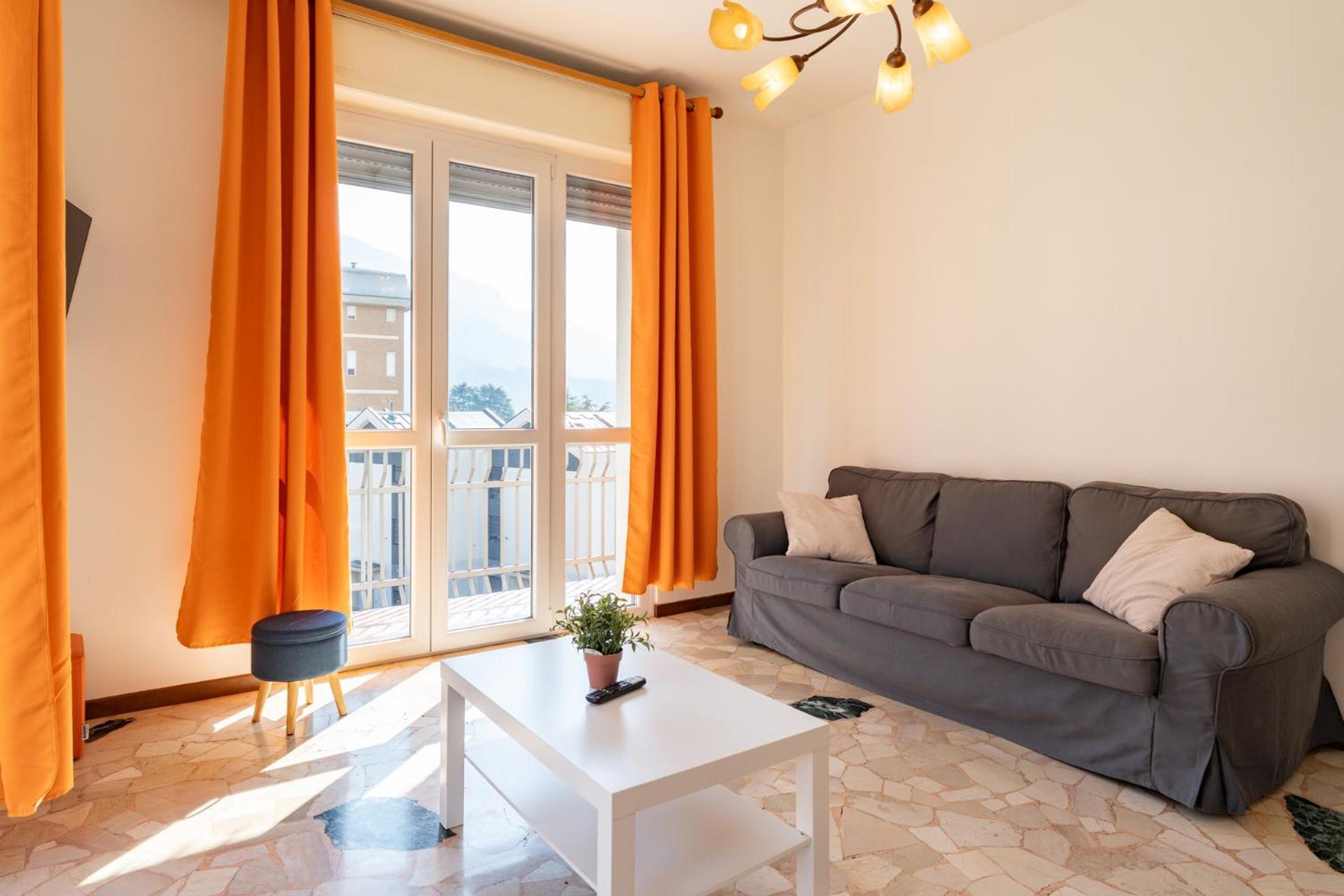 Spacious Apartment With Panoramic Views In Lecco Esterno foto