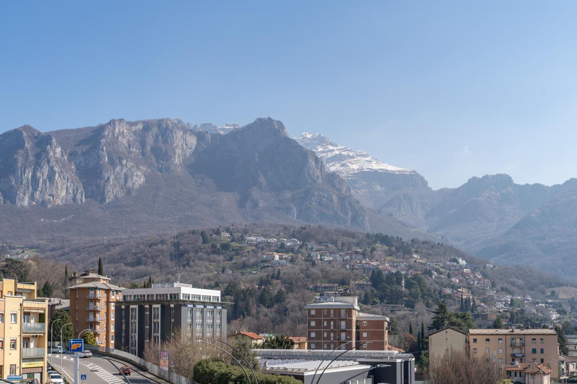 Spacious Apartment With Panoramic Views In Lecco Esterno foto