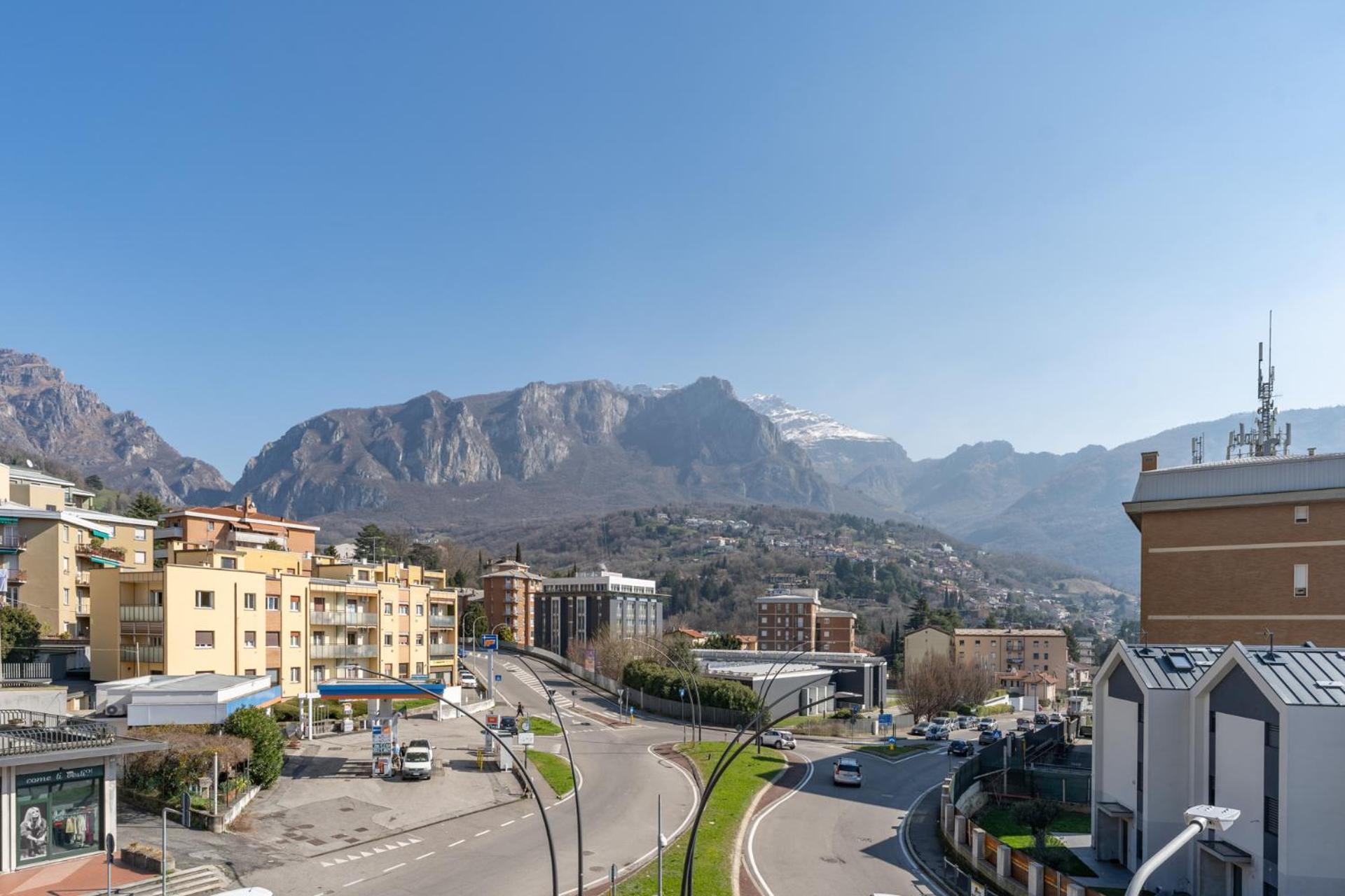 Spacious Apartment With Panoramic Views In Lecco Esterno foto