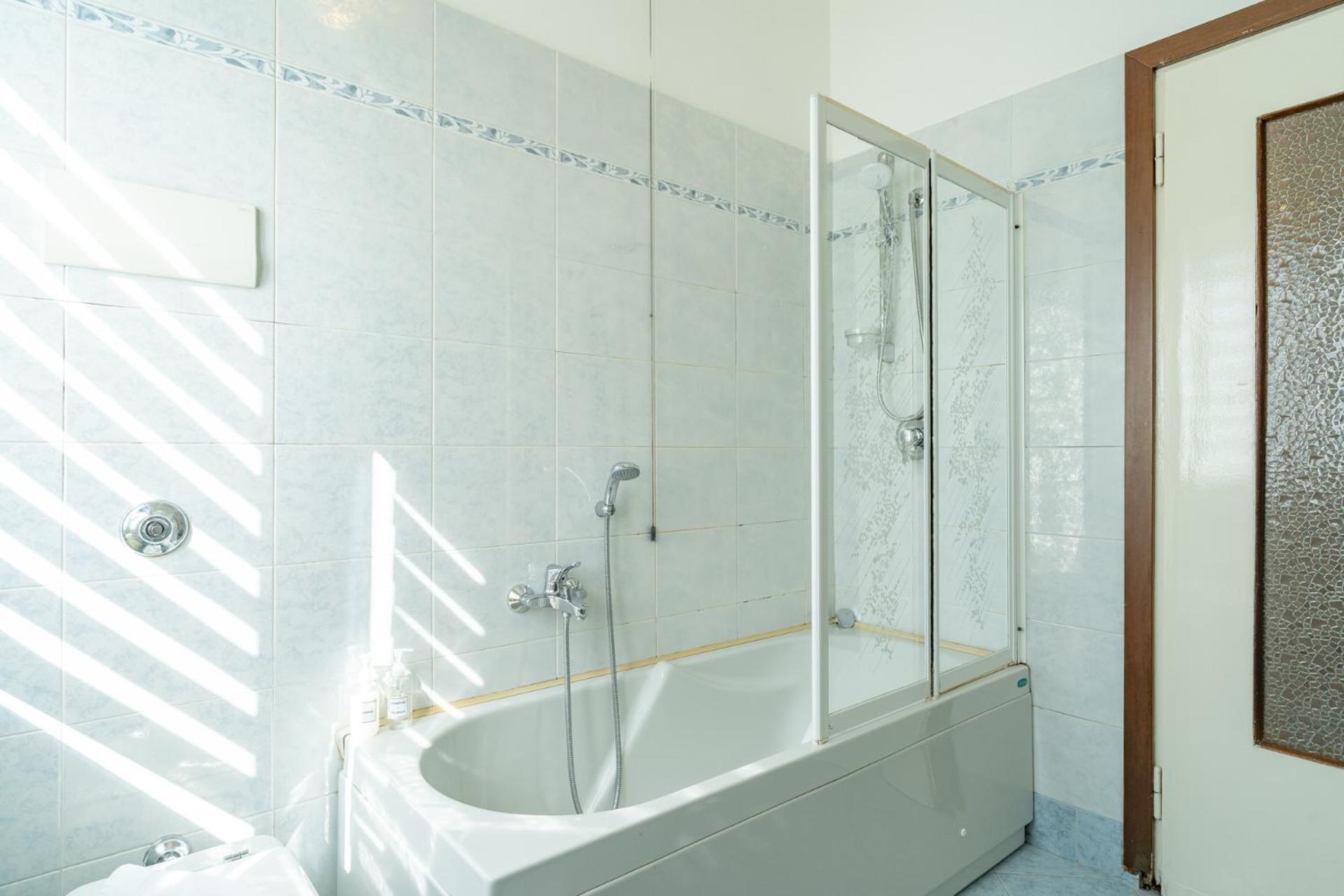 Spacious Apartment With Panoramic Views In Lecco Esterno foto
