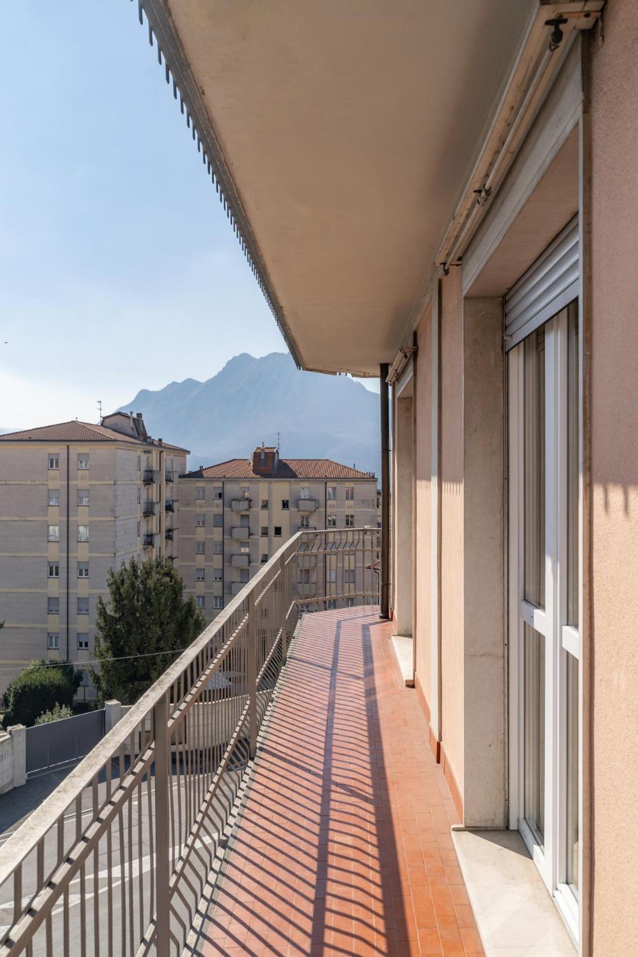 Spacious Apartment With Panoramic Views In Lecco Esterno foto